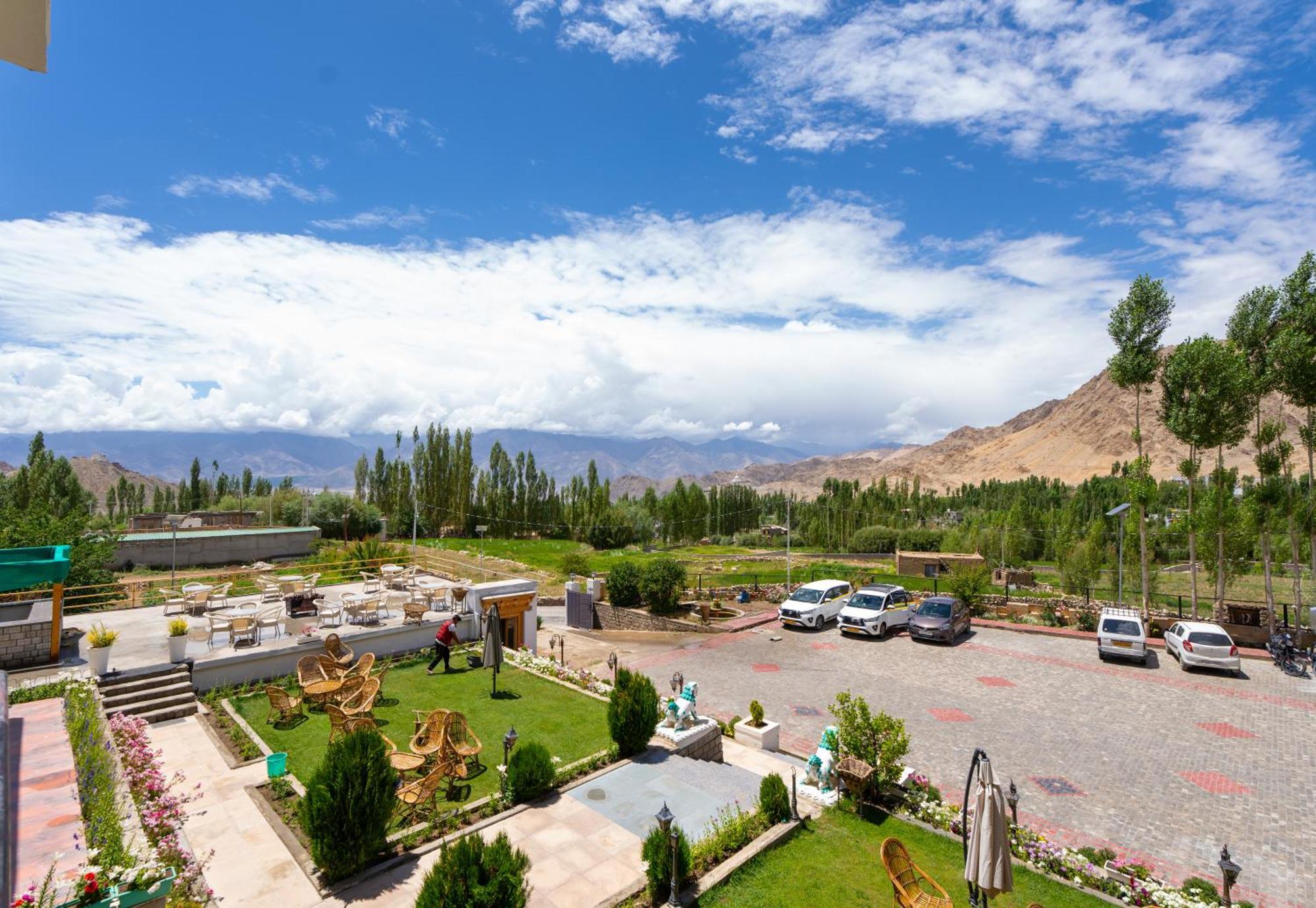 Hotel Charu Palace Nimu Exterior photo